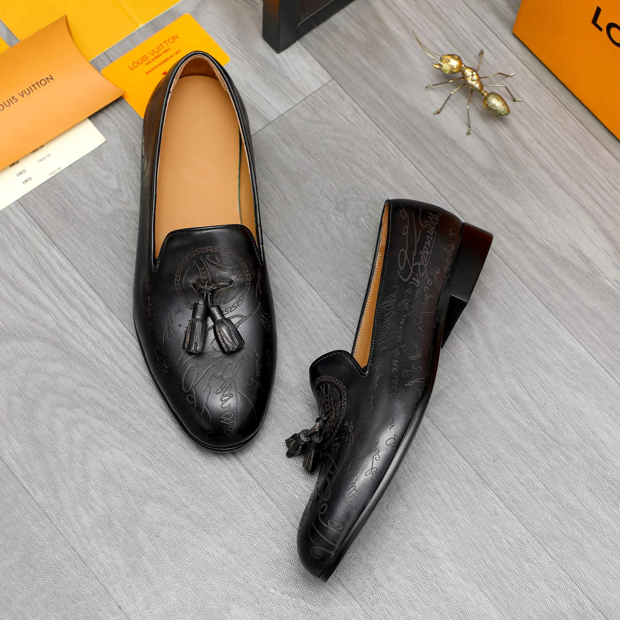 Men's shoes 💰520 Product trademark: LV "Louis Vuitton" business slip-on leather shoes Regular size: 37-46 Product materials: Selected carved cowhide upper, pigskin lining, rubber outsole